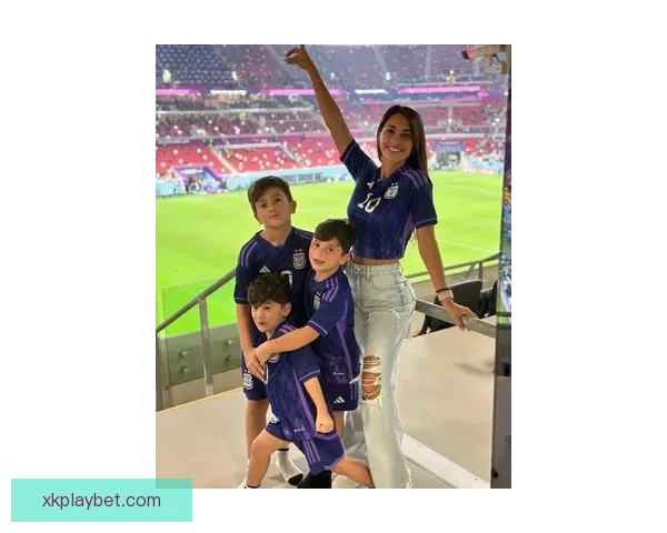 杨瀚森女友抱利拉德儿子转圈圈晒合影 幸遇你开心不已